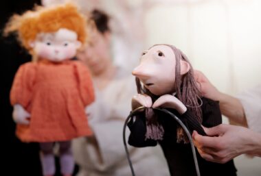 SÖNDAGSSCEN: Bach och de röda bollarna - Event image